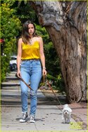 ana-de-armas-jeans-and-converse-on-walk-10.jpg