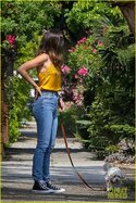 ana-de-armas-jeans-and-converse-on-walk-11.jpg