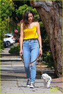 ana-de-armas-jeans-and-converse-on-walk-09.jpg