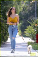 ana-de-armas-jeans-and-converse-on-walk-07.jpg