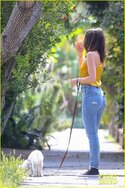 ana-de-armas-jeans-and-converse-on-walk-13.jpg