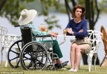 3524603C00000578-3636268-Tea_time_Katie_and_Diana_filmed_an_outdoor_scene_together_gather-a-38...jpg