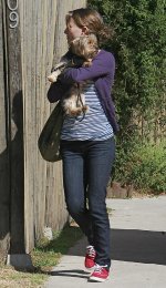 37484_Celebutopia-Natalie_Portman_leaving_a_friend1s_house_in_Hollywood-03_122_448lo.jpg