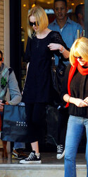 122406KateShoppinginLosAngeles26.jpg