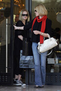 122406KateShoppinginLosAngeles35.jpg