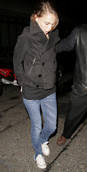 95802_Celebutopia_Natalie_Portman_leaving_Burlington_Club_in_London_01_122_802lo.jpg