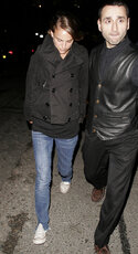 95816_Celebutopia_Natalie_Portman_leaving_Burlington_Club_in_London_02_122_1013lo.jpg