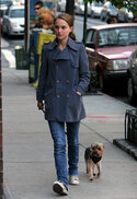 51439_Celebutopia_Natalie_Portman_walking_her_dog_in_New_York_City_05_122_730lo.jpg