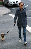 51370_Celebutopia_Natalie_Portman_walking_her_dog_in_New_York_City_02_122_734lo.jpg