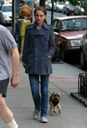 51435_Celebutopia_Natalie_Portman_walking_her_dog_in_New_York_City_04_122_49lo.jpg