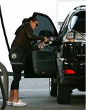 jessica-alba-pumping-gas.jpeg