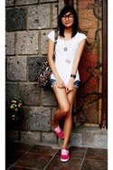 white-zara-t-shirt-blue-pink-manila-shorts-black-roxy-accessories-pink-ked_400.jpg