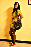 yellow-blouse-black-top-brown-belt-red-shoes-brown-accessories-beige-a_4004.jpg