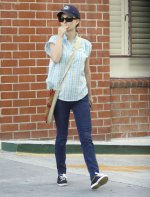 67586_Preppie_Natalie_Portman_running_errands__in_LA_2_122_719lo.jpg