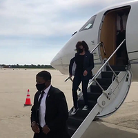 Kamala Harris chucks plane ramp 2UUHzOCJ1mZG-gvM.mp4