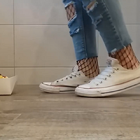 crush cakes in converse.mp4