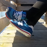 queen sha taking a break in her new balance sneakers.mp4