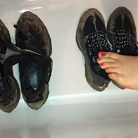 kate and rob - footsie with wet and muddy nike pegasus.mp4